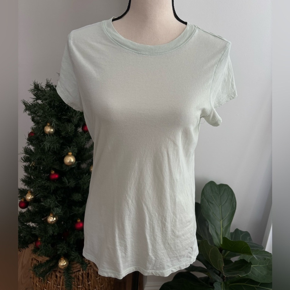 Universal Thread women’s solid light green round neck shirt size small